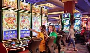 raosoft Live Casino roulette wheel with dealer visible on screen